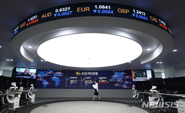 [서울=뉴시스]전신 기자 = 코스피 지수는 전날 대비 18.98포인트 내린 1879.38로 원·달러 환율은 9.2원 오른 1229.7원으로 장을 마감한 21일 서울 여의도 KB 국민은행 스마트딜링룸에서 직원들이 업무를 보고 있다. 2020.04.21.&nbsp; photo1006@newsis.com