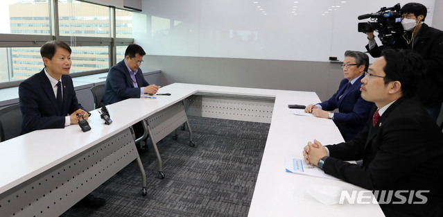 [서울=뉴시스]박주성 기자 = 김강립 중앙재난안전대책본부 제1총괄조정관이 지난 21일 오후 서울 종로구 HJ비즈니스센터에서 열린 코로나19 관련 의병정 협의체에서 모두발언을 하고 있다. 사진 왼쪽부터 시계방향으로 김강립 중앙재난안전대책본부 제1총괄조정관, 김국일 의약계협력팀장, 임영진 대한병원협회장, 최대집 대한의사협회장. 2020.04.21. park7691@newsis.com