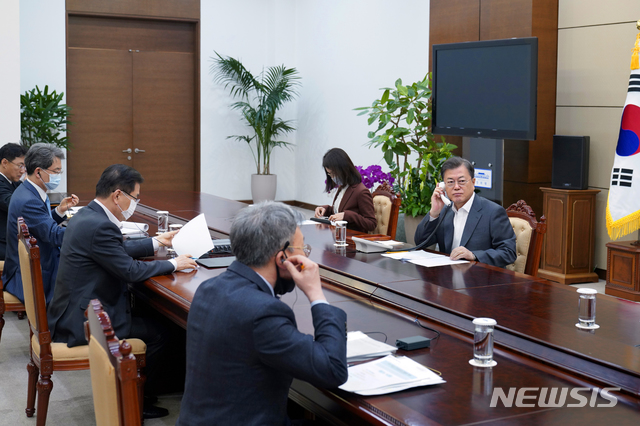 [서울=뉴시스]문재인 대통령이 21일 오후 청와대 여민관 소회의실에서 조코 위도도 인도네시아 대통령과 통화하고 있다.(사진=청와대 제공) 2020.04.21. photo@newsis.com