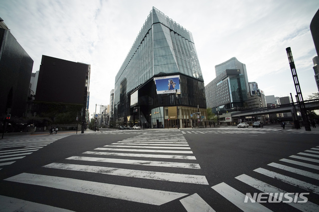 [도쿄=AP/뉴시스]일본 도쿄의 쇼핑거리가 지난 21일 텅 비어있다. 신종 코로나바이러스 감염증(코로나19) 감염자가 증가하고 있는 일본에는 현재 외출 자제 요청 등을 포함한 긴급사태 선언이 전국에 내려진 상황이다. 2020.04.22.