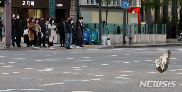 [서울=뉴시스]박주성 기자 =지난 21일 오후 서울 광화문사거리에 강풍으로 인해 비닐봉투가 날아가고 있다. 2020.04.21. park7691@newsis.com