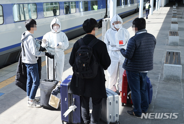 [대전=뉴시스] 대전시가 해외에서 입국해 대전역에 도착한 시민들을 격리시설로 안내하고 있다.  