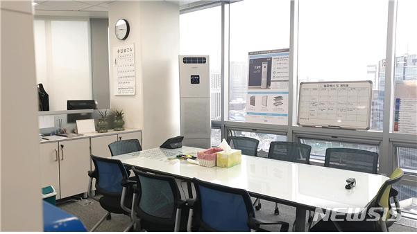 [서울=뉴시스] 서울 캠퍼스타운 창업기업 '에이올 코리아'가 개발한 스탠드형 청정환기 시스템이 서울시청 캠퍼스타운활성화과에 설치된 모습. (사진=서울시 제공) 2020.04.22. photo@newsis.com 