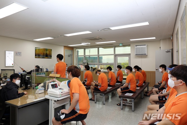 [대구=뉴시스]이은혜 기자 = 대구경북지방병무청은 신종 코로나바이러스 감염증(코로나19) 영향으로 중단한 병역판정검사를 재개했다고 22일 밝혔다. 사진은 병역판정검사 대상자들이 간격을 두고 앉아 대기하는 모습. 2020.04.22. (사진=대구경북지방병무청 제공) photo@newsis.com