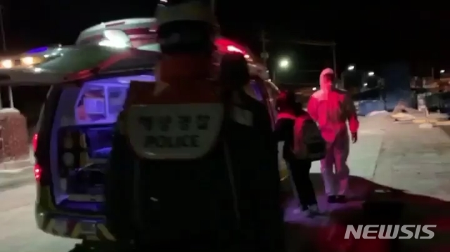 [통영=뉴시스] 신정철 기자=경남 통영해양경찰서(서장 김평한)는 22일 오전 0시 57분께 통영시 사량도에서 복어독에 중독된 것으로 추정되는 A모(15·여)양을 육지 병원으로 안전하게 이송했다. 사진은 통영해경 구조대원들이 A양과 보호자를 육지병원으로 이송하고 있다.(사진=통영해경 제공). 2020.04.22. photo@newsis.com