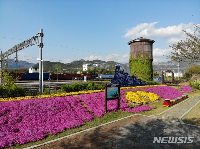 [밀양=뉴시스] 안지율 기자 = 경남 밀양시 삼랑진읍 삼랑진역에 일제강점기 만들어진 급수탑(2003년 문화재청 등록 문화재 제51호)이 22일 현재 가족 단위의 시민과 관광객에게 탐방 장소로 제공해 눈길을 끌고 있다.(사진=밀양시 제공) 2020.04.22. photo@newsis.com