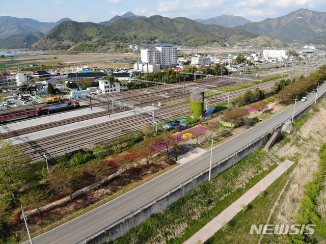 [밀양=뉴시스] 안지율 기자 = 경남 밀양시 삼랑진읍 삼랑진역에 일제강점기 만들어진 급수탑(2003년 문화재청 등록 문화재 제51호)이 22일 현재 가족 단위의 시민과 관광객에게 탐방 장소로 제공해 눈길을 끌고 있다.(사진=밀양시 제공) 2020.04.22.&nbsp; photo@newsis.com