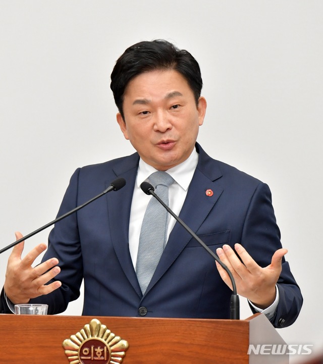 [제주=뉴시스]원희룡 제주지사가 22일 제주도의회 제381회 임시회 제3차 본회의에서 질문에 답변하고 있다. (사진=제주도의회 제공) 2020.04.22. photo@newsis.com