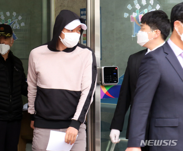 [의정부=뉴시스] 이호진 기자 = 가수 겸 배우 박유천이 22일 경기 의정부시 의정부지방법원에서 열린 감치재판에 출석한 뒤 건물을 빠져나오고 있다. 박유천은 자신을 성폭행 혐의로 고소한 여성 중 한명을 무고 및 출판물에 의한 명예훼손 혐의로 고소했으나, 여성이 무죄 판결을 받으면서 손해배상 청구소송을 당했다. 지난해 법원이 5000만원을 지급하라는 조정안을 제시해 확정됐으나, 배상금을 지급하지 않고 지난해 12월 재산명시신청에도 응하지 않아 이날 감치재판에 넘겨졌다. 2020.04.22. asake@newsis.com