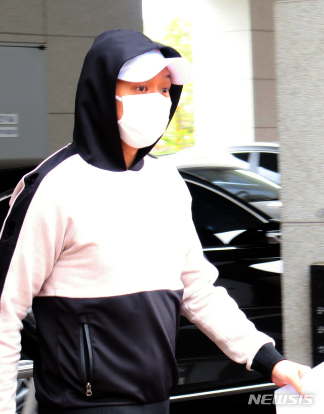 [의정부=뉴시스] 이호진 기자 = 가수 겸 배우 박유천이 22일 경기 의정부시 의정부지법 신관에서 열린 감치재판에 출석한 뒤 건물을 빠져나가고 있다. 박유천은 자신을 성폭행 혐의로 고소한 여성 중 한명을 무고 및 출판물에 의한 명예훼손 혐의로 고소했으나, 여성이 무죄 판결을 받으면서 손해배상 청구소송을 당했다. 지난해 법원이 5000만원을 지급하라는 조정안을 제시해 확정됐으나, 배상금을 지급하지 않고 지난해 12월 재산명시신청에도 응하지 않아 이날 감치재판에 넘겨졌다. 2020.04.22. asake@newsis.com
