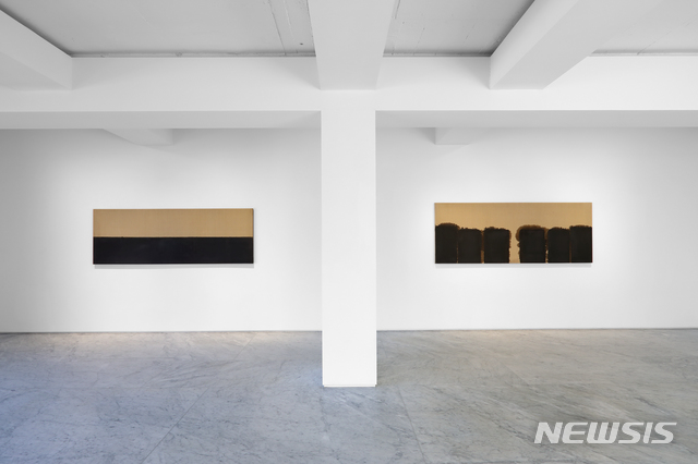 [서울=뉴시스] 윤형근 개인전. Installation view of "Yun Hyong-keun 1989-1999" at PKM & PKM+. Courtesy of PKM Gallery. 2020.4.22.photo@newsis.com