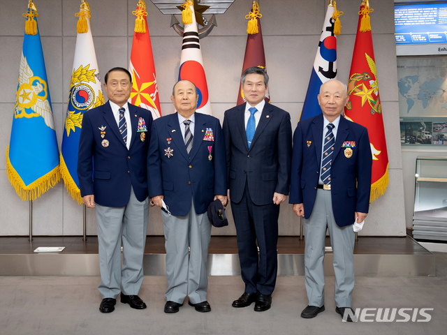 [서울=뉴시스] 대한민국재향군인회(이하, 향군) 역대 회장단은 22일 오후 국방부를 방문 정경두 국방장관에게 ‘코로나19’ 로 인한 국가적 재난 극복을 위해 헌신한 국군장병들의 노고를 치하 한다며 감사의 뜻을 전했다.왼쪽부터 김진호 향군회장, 이상훈 전 장관, 국방장관, 류근무 전 향군 부회장. 2020.04.22. (사진=향군 제공)