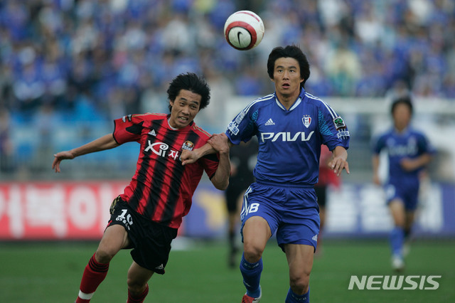 [서울=뉴시스] 현역 수원 삼성 시절 박건하(오른쪽)의 모습. (사진 = 프로축구연맹 제공)