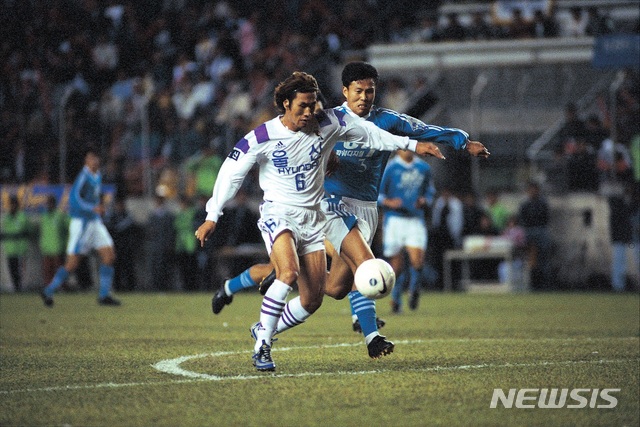 [서울=뉴시스] 현역 울산 현대 시절의 유상철(왼쪽). (사진 = 프로축구연맹 제공)