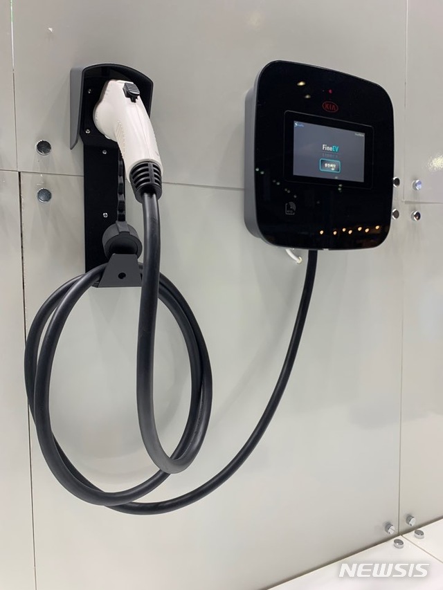 [서울=뉴시스]심유진(52) 파인데크 대표는 22일 뉴시스와의 인터뷰에서 "사업 실패 후 재창업을 통해 전기차 완속 충전기를 개발했다"고 말했다. (제공=파인데크)