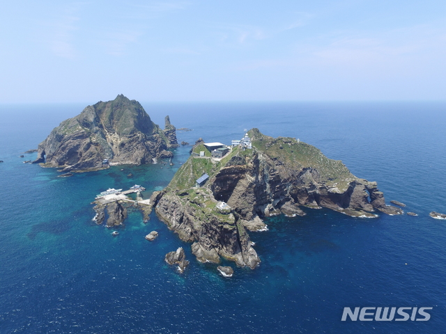 [포항=뉴시스] 강진구 기자 = 경북도 출연기관인 독도재단은 조직문화 활성화 방안으로 직원들의 연차휴가를 모두 사용하도록 하는 ‘블록 홀리데이(Block Holiday)’를 운영한다고 22일 밝혔다.사진은 독도 전경.(사진=독도재단 제공) 2020.04.22.&nbsp; photo@newsis.com 