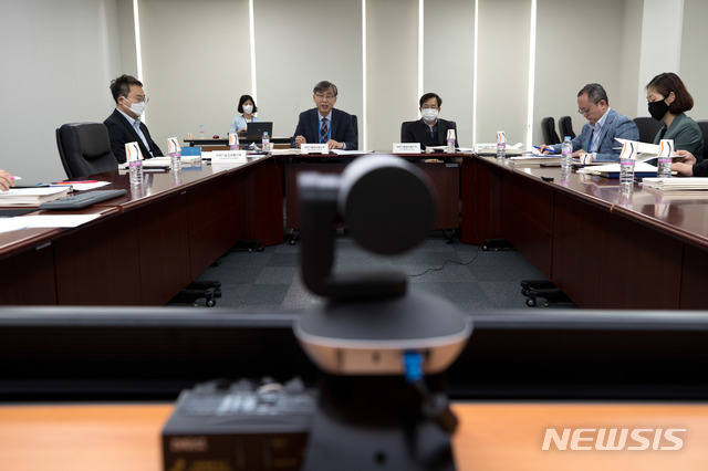 [서울=뉴시스] 김성수 과학기술정보통신부 과학기술혁신본부장이 22일 오후 세종특별자치시 세종파이낸스센터 과기정통부 중회의실에서영상회의로 열린 '제7회 바이오특별위원회' 를 주재하고 있다.