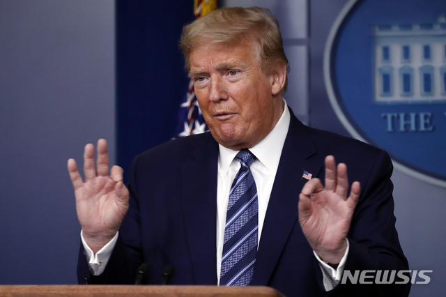 [워싱턴=AP/뉴시스] 도널드 트럼프 미국 대통령이 지난 21일(현지시간) 백악관에서 신종 코로나바이러스 감염증(코로나19) 일일 브리핑을 하고 있다. 2020.04.22.