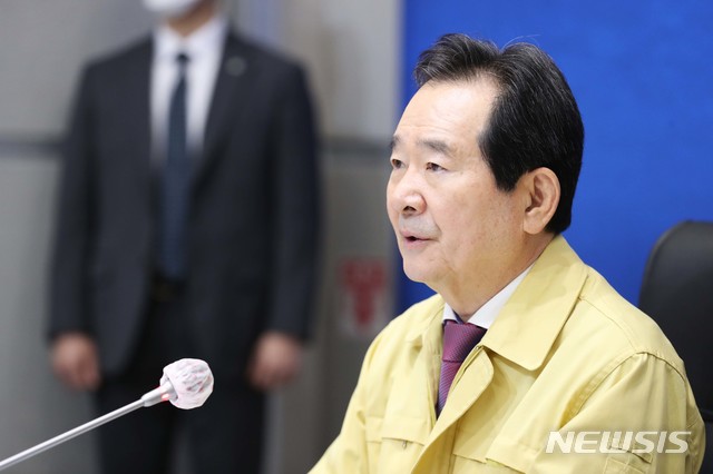 [서울=뉴시스] 고범준 기자 = 취임 100일을 맞은 정세균 국무총리가 22일 서울 종로구 정부서울청사 중앙재난안전상황실 서울상황센터에서 열린 신종 코로나바이러스 감염증(코로나19) 대응 중앙재난안전대책본부 회의에서 발언하고 있다. 2020.04.22.&nbsp; photo@newsis.com