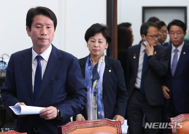 [서울=뉴시스] 장세영 기자 = 더불어민주당 이인영 원내대표와 최고위원들이 22일 서울 여의도 국회에서 열린 더불어민주당 원내대표 최고위원회의에 참석하고 있다. 2020.04.22. photothink@newsis.com