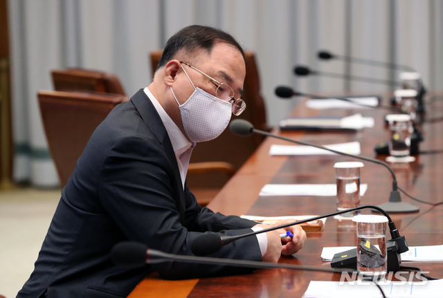 [서울=뉴시스]박영태 기자 = 홍남기 경제부총리 겸 기획재정부 장관이 22일 청와대 본관에서 열린 제5차 비상경제회의에 참석해 자리에 앉아 생각에 잠겨있다. 2020.04.22&nbsp; since1999@newsis.com