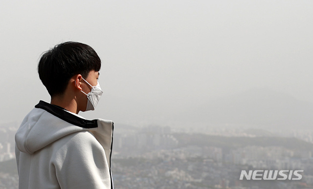 [서울=뉴시스] 이영환 기자 = 미세먼지 농도가 '매우나쁨' 상태를 보이며 서울에 미세먼지 주의보가 발령된 22일 오전 서울 용산구 남산공원에서 마스크를 착용한 시민들이 이동하고 있다. 2020.04.22.   20hwan@newsis.com