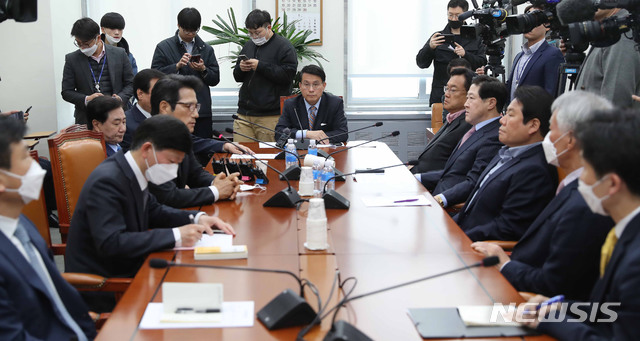 [서울=뉴시스] 김진아 기자 = 윤상현 국회 외통위원장이 22일 서울 여의도 국회에서 열린 외교통일위원회 간담회를 주재하고 있다. 이날 회의에는 유대종 외교부 기획조정실장, 이상민 통일부 기획조정실장 등이 참석했다. 2020.04.22.  photo@newsis.com