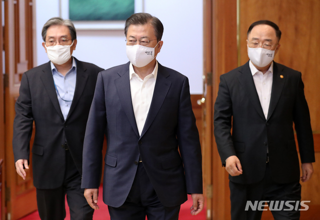 [서울=뉴시스]박영태 기자 = 문재인 대통령이 노영민 비서실장, 홍남기 경제부초리 겸 기획재정부 장관과 함께 22일 청와대 본관에서 열린 제5차 비상경제회의에 참석하고 있다. 2020.04.22 since1999@newsis.com