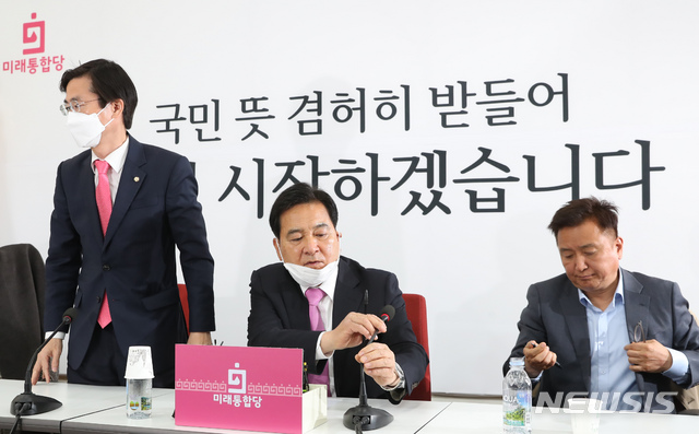 [서울=뉴시스] 고승민 기자 = 심재철 미래통합당 당대표 권한대행이 22일 서울 여의도 국회에서 최고위원회의 결과 브리핑을 마친 뒤 마이크를 손보고 있다. 2020.04.22.kkssmm99@newsis.com