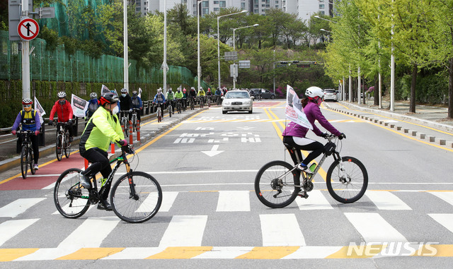 [서울=뉴시스] 서울 송파구의 한 어린이보호구역에서 자전거를 타고 있는 모습. 위 사진은 기사와 관계없음. (사진= 뉴시스 DB)