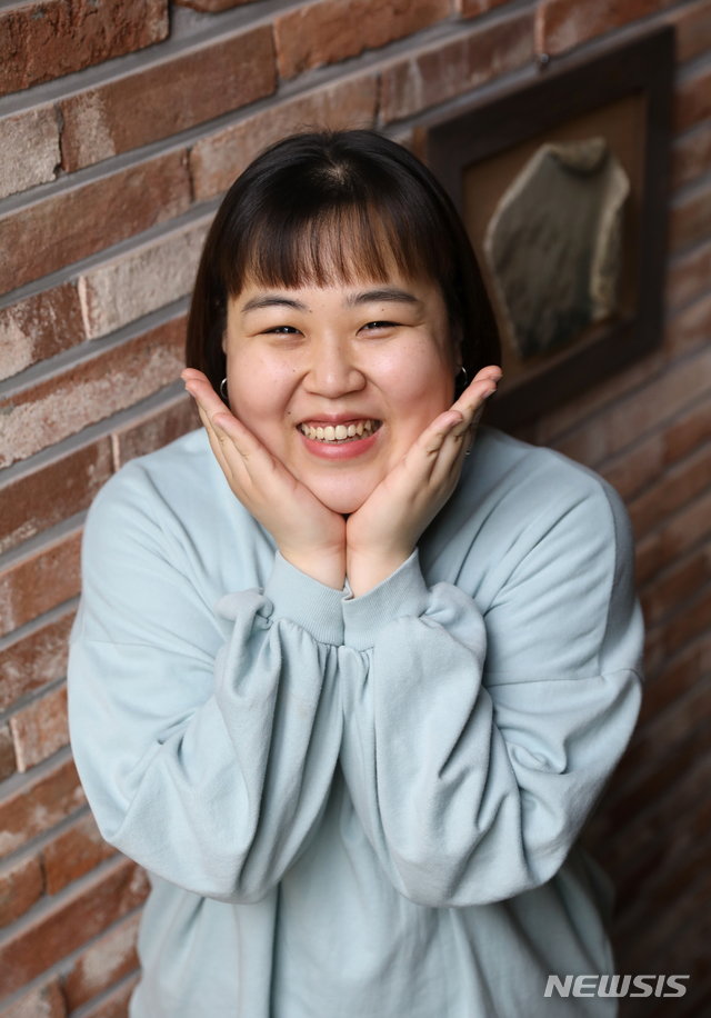 [서울=뉴시스] 이윤청 기자 = 개그우먼 출신 유튜버 김주연씨(일주어터)가 지난 22일 서울 마포구 서교동에 위치한 한 카페에서 뉴시스와 인터뷰하기 앞서 포즈를 취하고 있다. 2020.04.25. radiohead@newsis.com