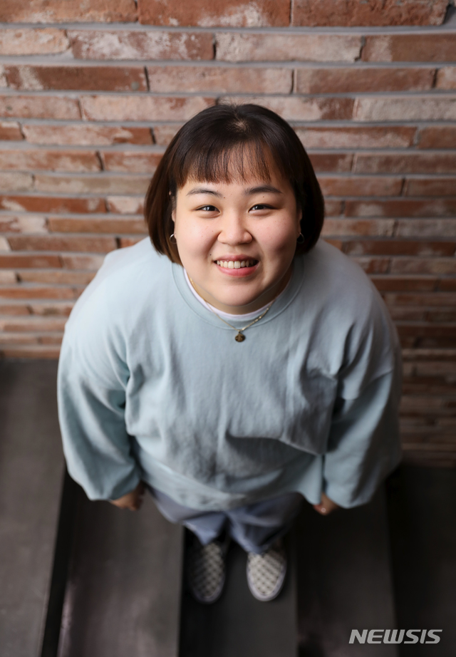 [서울=뉴시스] 이윤청 기자 = 개그우먼 출신 유튜버 김주연씨(일주어터)가 지난 22일 서울 마포구 서교동에 위치한 한 카페에서 뉴시스와 인터뷰하기 앞서 포즈를 취하고 있다. 2020.04.25. radiohead@newsis.com
