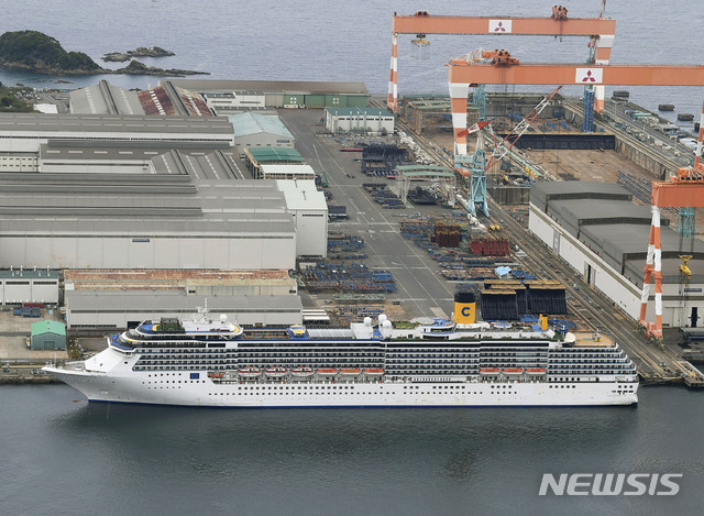  [나가사키=AP/뉴시스]21일 이탈리아 대형 유람선 '코스타 아틀란티카' 호가 일본 남부 나가사키의 한 항구에 정박해 있다. 일본 당국은 선박 수리를 위해 승객을 태우지 않고 정박한 이 유람선 승조원 57명에 대해 신종 코로나바이러스 감염증(코로나19) 검사를 시행한 결과 33명의 감염이 확인됐다고 밝혔다. 2020.04.22. 