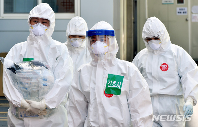 [대구=뉴시스] 이무열 기자 = 신종 코로나바이러스 감염증(코로나19) 사태가 안정세를 보이고 있는 22일 오전 코로나19 지역거점병원인 대구 중구 계명대학교 대구동산병원에서 근무 교대를 위해 방호복을 착용한 의료진이 병동으로 들어가고 있다. 2020.04.22. lmy@newsis.com