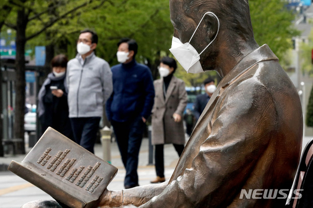 [서울=뉴시스]김병문 기자 = 22일 오후 서울 종로구 세종문화회관 계단 옆 동상에 마스크가 씌워져 있다. 2020.04.22.&nbsp; dadazon@newsis.com