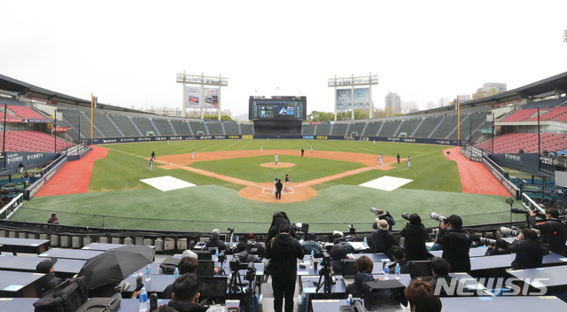 [서울=뉴시스] 전진환 기자 = 프로야구 키움 히어로즈와 두산 베어스의 무관중 연습경기가 열린 22일 오후 서울 잠실야구장에서 두산 선발 유희고나이 역투하고 있다. 2020.04.22.&nbsp; amin2@newsis.com 