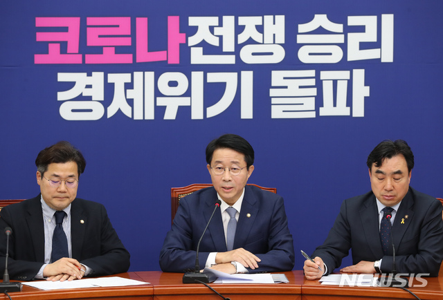 [서울=뉴시스] 고승민 기자 = 더불어민주당 조정식 정책위의장과 윤관석 정책수석부의장, 박찬대 원내대변인이 22일 서울 여의도 국회에서 현안 기자간담회를 하고 있다. 2020.04.22. kkssmm99@newsis.com