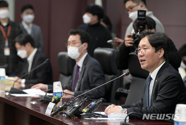 [서울=뉴시스]김병문 기자 = 성윤모 산업통상자원부 장관이 22일 오후 서울 종로구 서울무역보험공사에서 열린 '정유업계 간담회'에 참석해 발언하고 있다. 2020.04.22.&nbsp; photo@newsis.com 