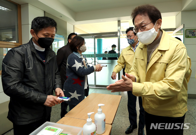 [서울=뉴시스] 이윤청 기자 = 조희연 서울시교육감이 22일 서울 영등포구 대림중학교에서 온라인 개학 현장 점검을 하기 앞서 손소독제를 바르고 있다. 2020.04.22. radiohead@newsis.com