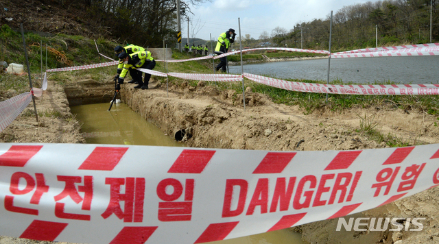 [전주=뉴시스] 김얼 기자 = 전북지방경찰청 관계자들은 22일 전북 전주시 완산구 용복동의 한 마을에서 지난 14일 전북 전주시의 한 원룸에서 실종된 A씨(34세·여)에 대한 수색작업을 벌이고 있다. 2020.04.22.pmkeul@newsis.com