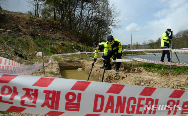 [전주=뉴시스] 김얼 기자 = 전북지방경찰청 관계자들은 22일 전북 전주시 완산구 용복동의 한 마을에서 지난 14일 전북 전주시의 한 원룸에서 실종된 A씨(34세·여)에 대한 수색작업을 벌이고 있다. 2020.04.22.pmkeul@newsis.com