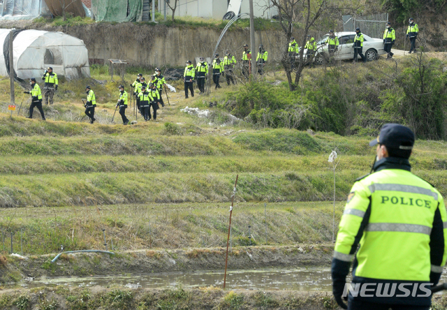 [전주=뉴시스] 김얼 기자 = 전북지방경찰청 관계자들은 22일 전북 전주시 완산구 용복동의 한 마을에서 지난 14일 전북 전주시의 한 원룸에서 실종된 A씨(34세·여)에 대한 수색작업을 벌이고 있다. 2020.04.22.pmkeul@newsis.com