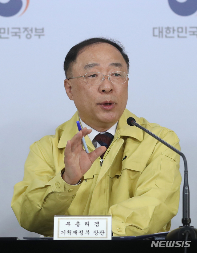 [서울=뉴시스]고범준 기자 = 홍남기 부총리 겸 기획재정부 장관이 22일 서울 종로구 정부서울청사에서 열린 제5차 비상경제회의 결과 관계부처 합동브리핑에서 주요내용을 발표하고 있다. 2020.04.22.&nbsp; photo@newsis.com