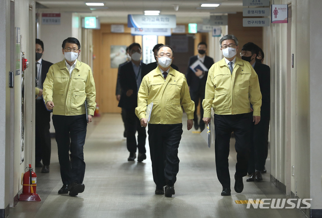 [서울=뉴시스]고범준 기자 = 홍남기 부총리 겸 기획재정부 장관이 22일 서울 종로구 정부서울청사에서 열린 제5차 비상경제회의 결과 관계부처 합동브리핑에 참석하고 있다. 왼쪽부터 은성수 금융위원장, 홍남기 부총리, 이재갑 고용노동부 장관. 2020.04.22. photo@newsis.com