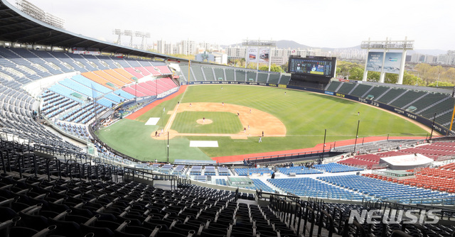[서울=뉴시스] 전진환 기자 = 프로야구 키움 히어로즈와 두산 베어스의 무관중 연습경기가 열린 22일 오후 서울 잠실야구장 관중석이 비어 있다. 2020.04.22. amin2@newsis.com