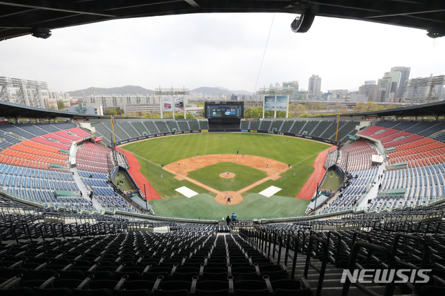 [서울=뉴시스] 전진환 기자 = 프로야구 키움 히어로즈와 두산 베어스의 무관중 연습경기가 열린 22일 오후 서울 잠실야구장 관중석이 비어 있다. 2020.04.22. amin2@newsis.com