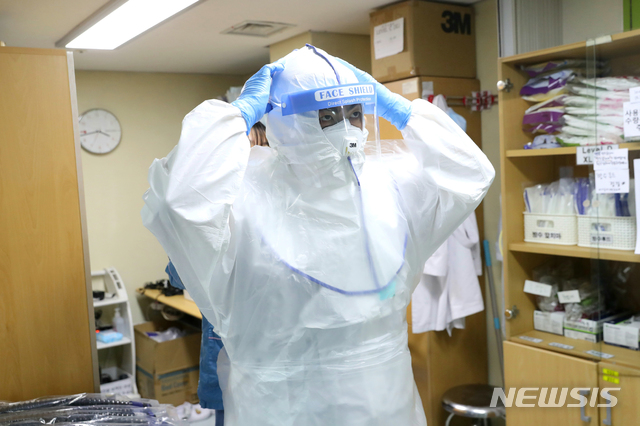 [서울=뉴시스]김강립 중앙재난안전대책본부 1총괄조정관(보건복지부 차관)이 22일 오후 서울 중구 국립중앙의료원을 방문해 코로나19 치료 현황 점검 및 병동을 둘러봤다. 사진은 의료진들이 진료를 위해 방역복을 입는 모습. (사진=보건복지부 제공) 2020.04.22.&nbsp; photo@newsis.com