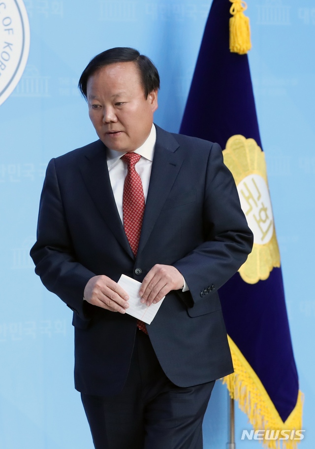 [서울=뉴시스] 고승민 기자 = 국회예결위원장인 김재원 미래통합당 의원이 22일 서울 여의도 국회에서 긴급재난지원금 관련 기자회견을 마친 뒤 퇴장하고 있다. 2020.04.22.kkssmm99@newsis.com