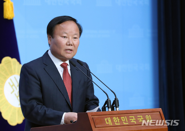 [서울=뉴시스] 고승민 기자 = 국회예결위원장인 김재원 미래통합당 의원이 22일 서울 여의도 국회에서 긴급재난지원금 관련 기자회견을 하고 있다. 2020.04.22. kkssmm99@newsis.com