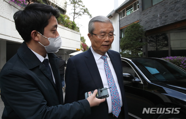 [서울=뉴시스] 조수정 기자 = 김종인 전 미래통합당 총괄선거대책위원장이 22일 오후 외부 일정을 마친 뒤 서울 종로구 구기동 자택으로 귀가하며 취재진의 질문에 답하고 있다. 미래통합당은 비상대책위원회로 전환하고 김종인 전 위원장을 영입하기로 했다고 이날 오전 밝힌 상태다.&nbsp; 2020.04.22. chocrystal@newsis.com
